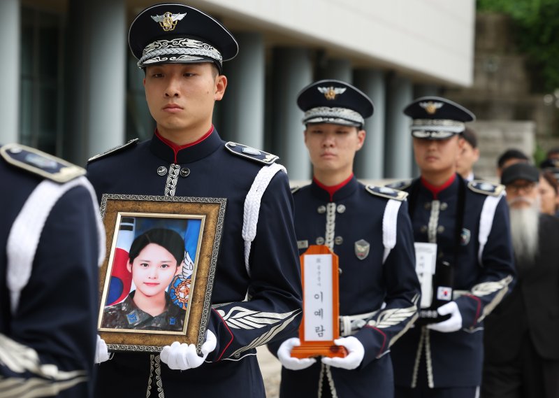 지난 2023년 7월 20일 오후 서울 동작구 국립서울현충원에서 열린 고(故) 이예람 중사 봉안식에서 고인의 영정사진과 유해가 충혼당으로 이동하는 모습. /사진=뉴시스