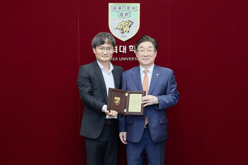 왼쪽부터 신임철 정치외교학과 91학번 장학회 회장, 고려대 김동원 총장. 고려대 제공