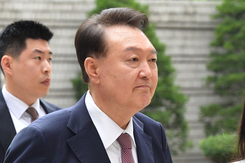 [서울=뉴시스] 사진공동취재단 = 윤석열 전 대통령이 3일 서울 서초구 서울중앙지방법원에서 열린 내란 우두머리 혐의·직권남용 권리행사 방해 혐의 사건 9차 공판에 출석하고 있다. 2025.07.03. photo@newsis.com