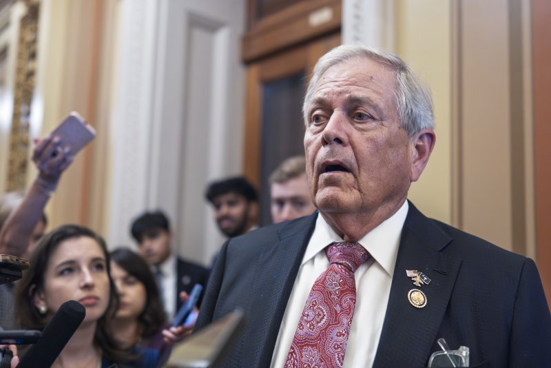 [워싱턴=AP/뉴시스]미 하원 공화당 보수주의 모임 소속인 랠프 노먼 의원이 2일(현지시각) 도널드 트럼프 미 대통령을 만난 일을 설명하고 있다. 2025.7.3.