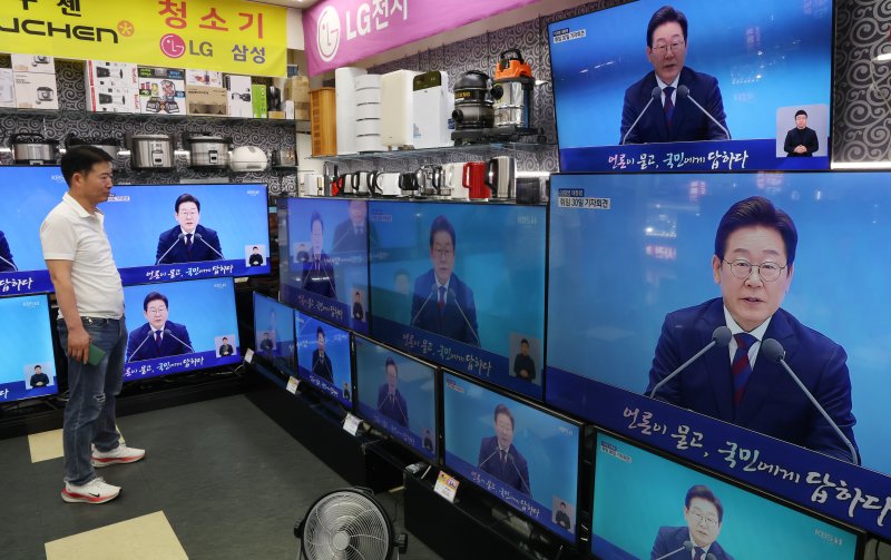 3일 서울 용산구 전자랜드 매장에서 상인이 '대통령의 30일, 언론이 묻고 국민에게 답하다'라는 이재명 대통령 기자회견을 보고 있다. 2025.7.3/뉴스1 ⓒ News1 김명섭 기자