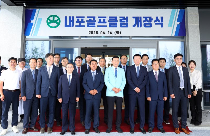 박주봉 대주·KC그룹 회장(앞줄 오른쪽 네 번째)이 내포룰렛클럽 개장식 후 그룹 임원들과 기념촬영을 하고 있다. (내포룰렛클럽 제공. 재판매 및 DB금지)2025.7.2/뉴스1