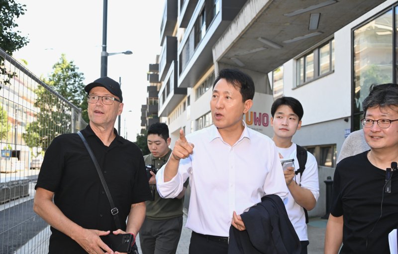 오세훈 서울시장이 2일(현지시간) 빈의 청년 주거단지 '융에스 보넨'을 둘러보고 있다.(서울시 제공)