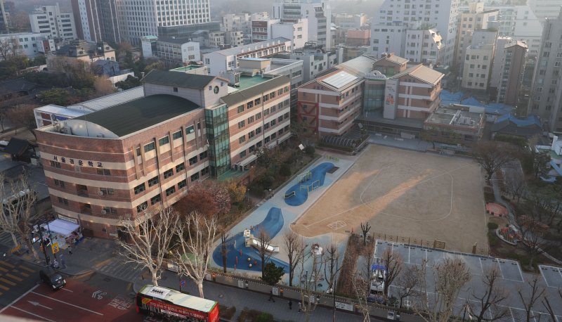 [서울=뉴시스] 홍효식 기자 = 사진은 서울의 한 초등학교 모습. 본 기사와 직접 관련 없음. 2025.04.03. yesphoto@newsis.com