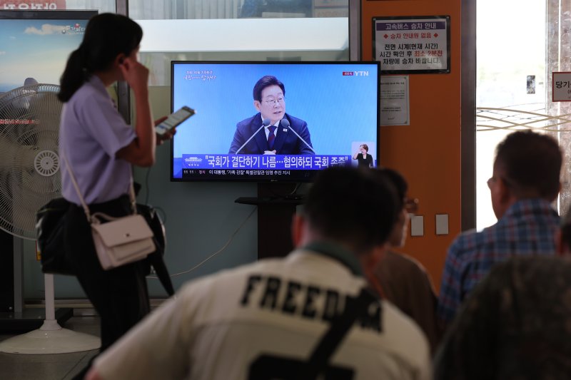 3일 오전 광주 서구 유스퀘어 광주종합버스터미널에서 시민들이 이재명 대통령의 기자회견 생중계를 시청하고 있다. 2025.7.3/뉴스1 ⓒ News1 박지현 기자