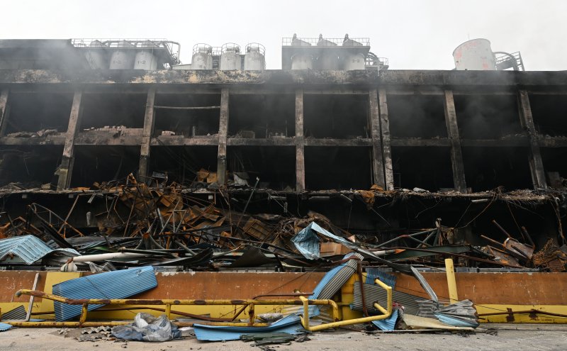 [광주=뉴시스] 이영주 기자 = 금호타이어 광주공장 화재 사흘째인 19일 오전 광주 광산구 금호타이어 2공장이 잿더미로 변해 연기가 피어오르고 있다. 2025.05.19. leeyj2578@newsis.com