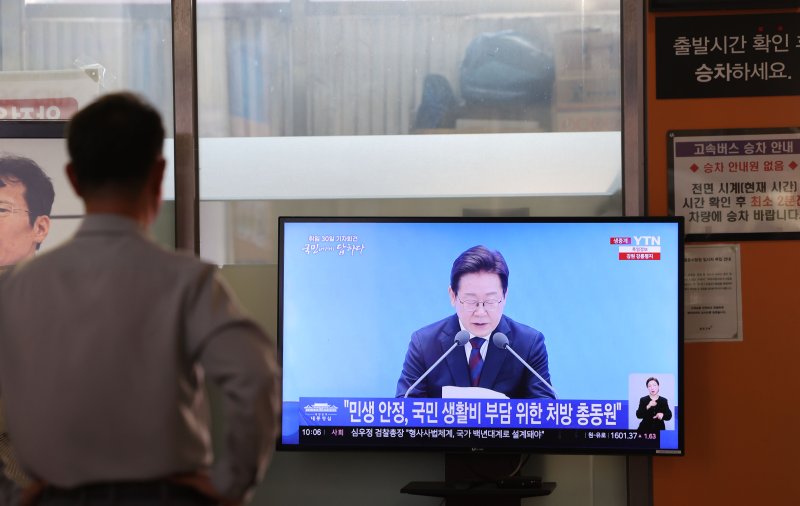 3일 오전 광주 서구 유스퀘어 광주종합버스터미널에서 시민들이 이재명 대통령의 기자회견 생중계를 시청하고 있다. 2025.7.3/뉴스1 ⓒ News1 박지현 기자