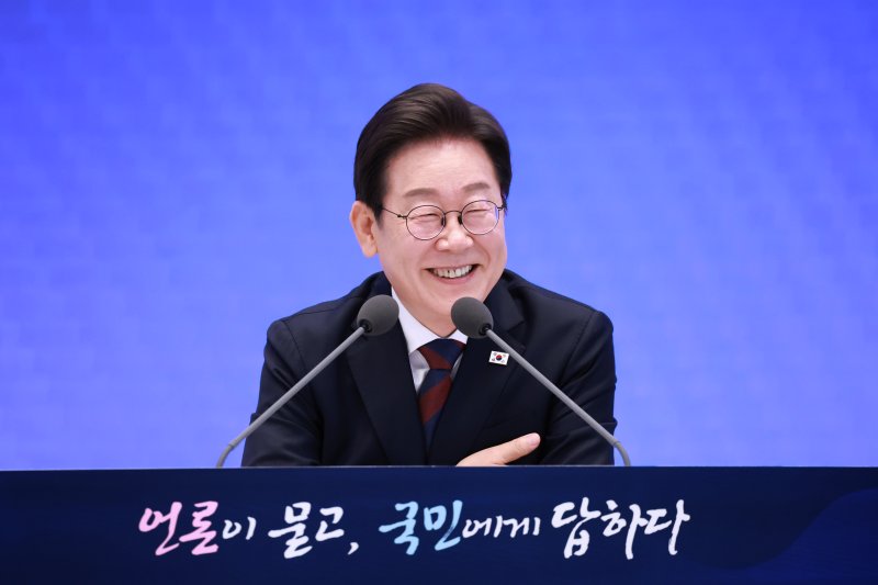 [서울=뉴시스] 고범준 기자 = 이재명 대통령이 3일 청와대 영빈관에서 열린 '대통령의 30일, 언론이 묻고 국민에게 답하다' 기자회견에서 출입기자 질문에 답변하고 있다. (대통령실통신사진기자단) 2025.07.03. bjko@newsis.com