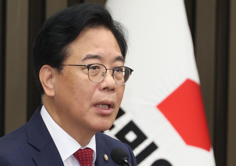 [서울=뉴시스] 조성봉 기자 = 송언석 국민의힘 비상대책위원장 겸 원내대표가 3일 오전 서울 여의도 국회에서 열린 의원총회에서 발언을 하고 있다. 2025.07.03. suncho21@newsis.com