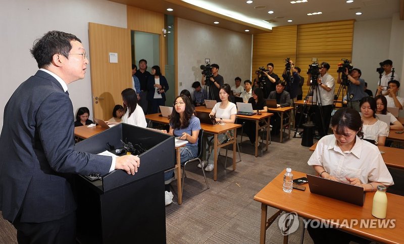 브리핑하는 정민영 특검보 (출처=연합뉴스)