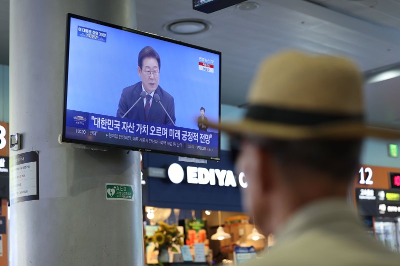 3일 오전 광주 서구 유스퀘어 광주종합버스터미널에서 시민들이 이재명 대통령의 기자회견 생중계를 시청하고 있다. 2025.7.3/뉴스1 ⓒ News1 박지현 기자
