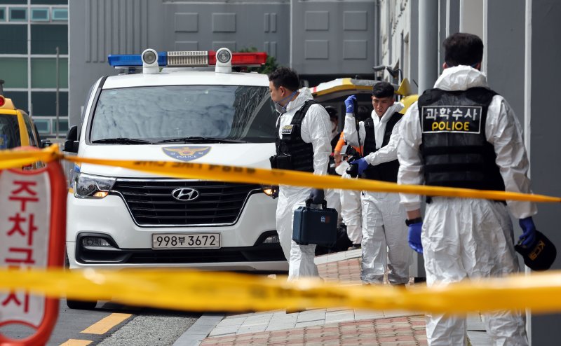 [부산=뉴시스] 하경민 기자 = 부모가 집을 비운 사이 발생한 화재로 8·6세 자매가 숨진 가운데 3일 오전 부산 기장군의 한 아파트에서 합동감식에 나선 경찰 과학수사 요원들이 화재현장으로 들어가고 있다. 2025.07.03. yulnetphoto@newsis.com