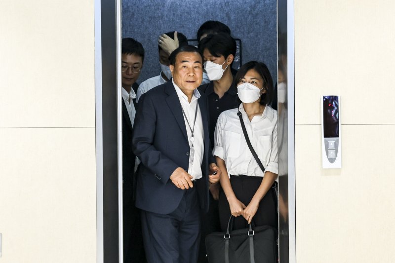 [서울=뉴시스] 조성우 기자 = 김건희 여사와 관련한 의혹을 수사하는 민중기 특별검사팀이 압수수색을 위해 3일 서울시내에 위치한 삼부토건 사무실로 들어가고 있다. 2025.07.03. xconfind@newsis.com