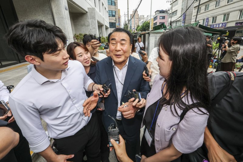 [서울=뉴시스] 조성우 기자 = 김건희 여사와 관련한 의혹을 수사하는 민중기 특별검사팀 관계자가 압수수색을 위해 3일 서울시내에 위치한 삼부토건 사무실로 들어가며 취재진의 질문을 받고 있다. 2025.07.03. xconfind@newsis.com