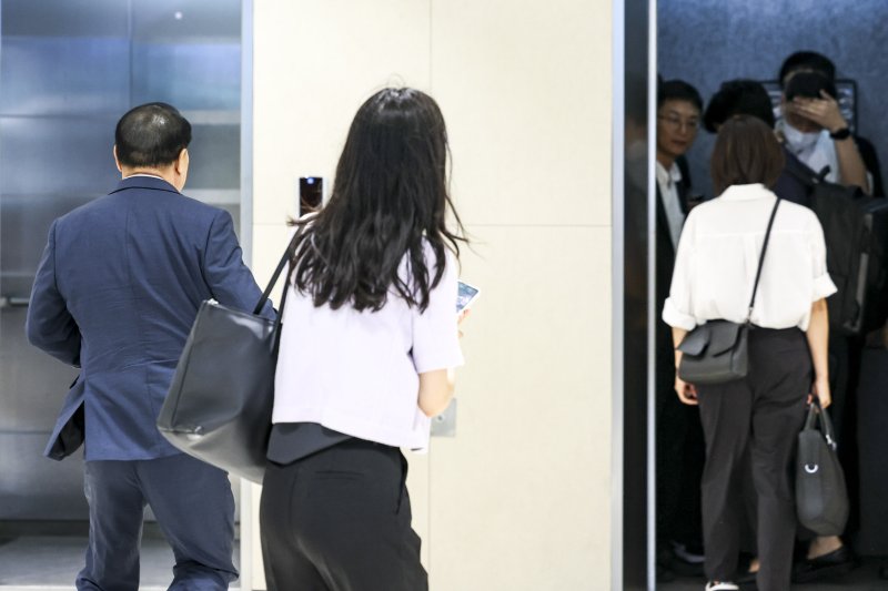 [서울=뉴시스] 조성우 기자 = 김건희 여사와 관련한 의혹을 수사하는 민중기 특별검사팀이 압수수색을 위해 3일 서울시내에 위치한 삼부토건 사무실로 들어가고 있다. 2025.07.03. xconfind@newsis.com