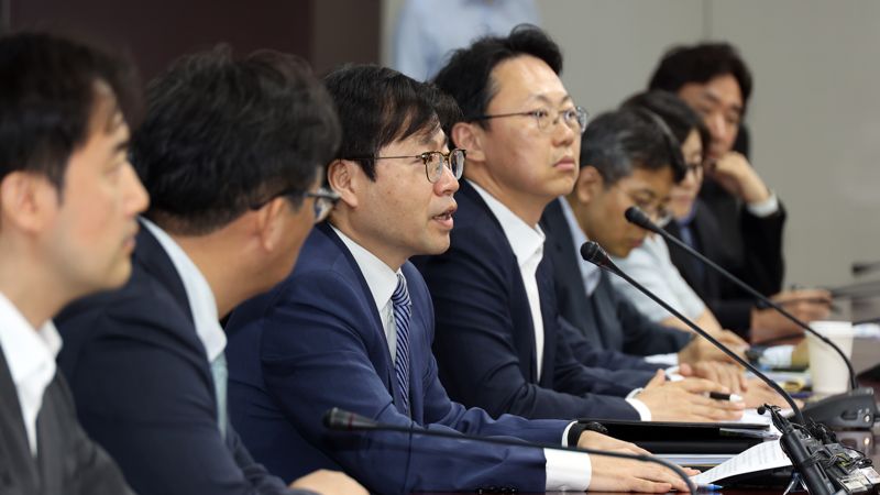 여한구 산업통상자원부 통상교섭본부장 3일 오전 서울 종로구 한국무역보험공사 대회의실에서 기획재정부, 외교부, 농림축산식품부, 과학기술정보통신부 등 관계부처 위원회 위원 등이 참석한 가운데 열린 제48차 통상추진위원회를 주재하고 있다. 사진=서동일 기자