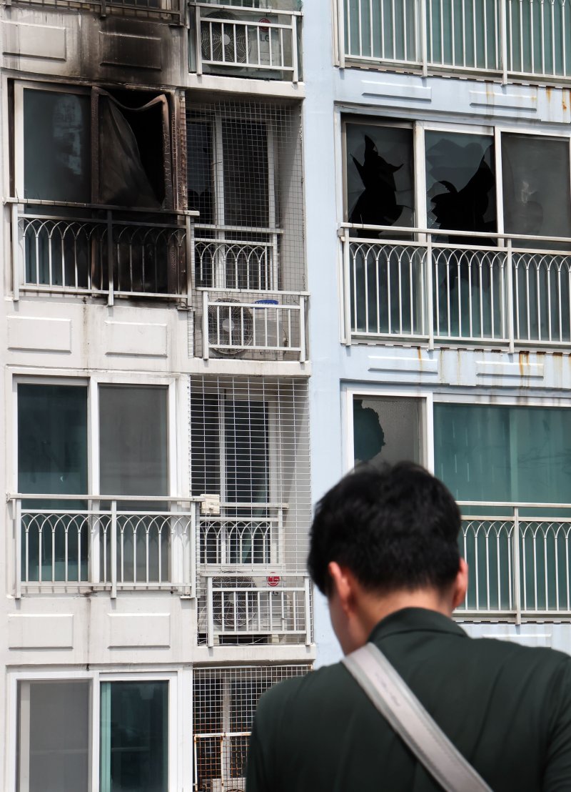 [부산=뉴시스] 하경민 기자 = 부모가 집을 비운 사이 발생한 화재로 8·6세 자매가 숨진 가운데 3일 오전 부산 기장군의 한 아파트 6층 화재현장에서 경찰, 소방, 국립과학수사연구원 등이 합동 감식을 벌이고 있다. 2025.07.03. yulnetphoto@newsis.com