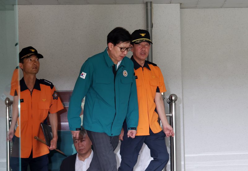 [부산=뉴시스] 하경민 기자 = 박형준 부산시장이 3일 오전 부산 기장군의 한 아파트 화재현장으로 올라가고 있다. 2025.07.03. yulnetphoto@newsis.com