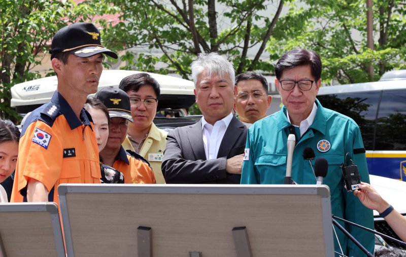 [부산=뉴시스] 하경민 기자 = 박형준 부산시장이 3일 오전 부산 기장군의 한 아파트 화재현장을 방문해 소방 관계자의 설명을 듣고 있다. 2025.07.03. yulnetphoto@newsis.com
