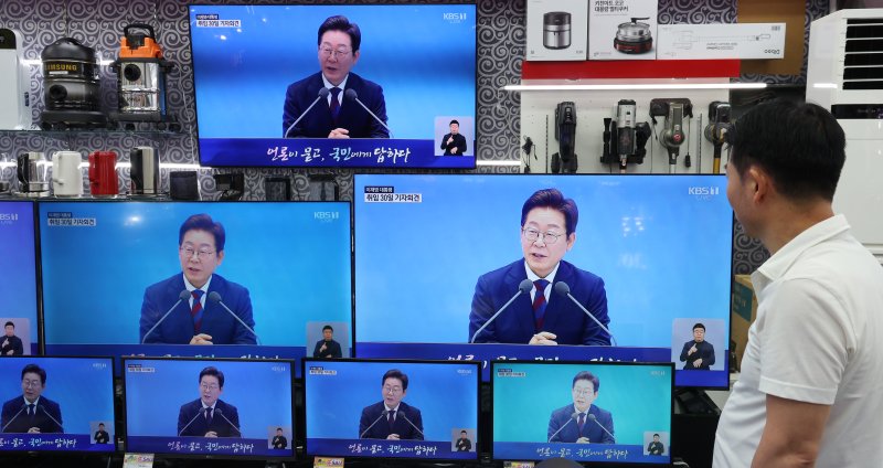 3일 서울 용산구 전자랜드 매장에서 상인이 '대통령의 30일, 언론이 묻고 국민에게 답하다'라는 이재명 대통령 기자회견을 보고 있다. 2025.7.3/뉴스1 ⓒ News1 김명섭 기자