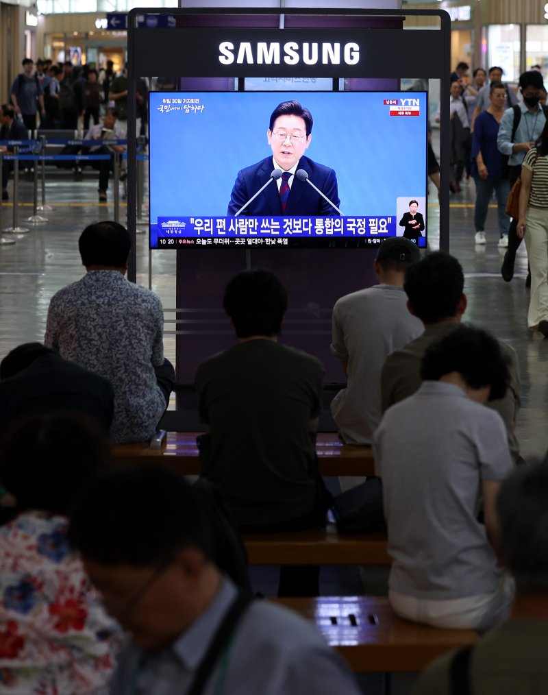 [대구=뉴시스] 이무열 기자 = 3일 대구 동구 동대구역 대합실에서 시민들이 이재명 대통령 취임 30일 기자회견 ‘대통령의 30일, 언론이 묻고 국민에게 답하다’ 기자회견을 시청하고 있다. 2025.07.03. lmy@newsis.com
