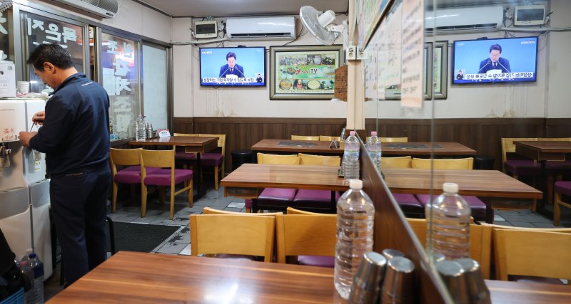 [서울=뉴시스] 권창회 기자 = 3일 서울 중구 남대문시장 내 식당에 이재명 대통령 취임 30일 기자회견 '대통령의 30일, 언론이 묻고 국민에게 답하다'가 생중계되고 있다. 2025.07.03. kch0523@newsis.com