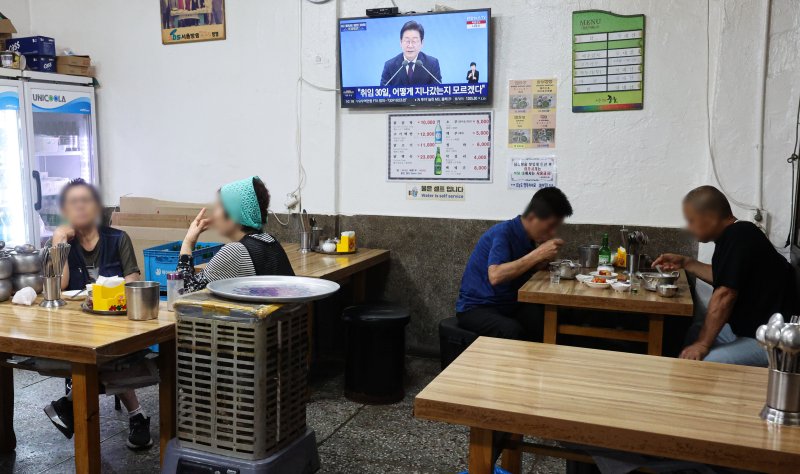 [서울=뉴시스] 권창회 기자 = 3일 서울 중구 남대문시장 내 식당에 이재명 대통령 취임 30일 기자회견 '대통령의 30일, 언론이 묻고 국민에게 답하다'가 생중계되고 있다. 2025.07.03. kch0523@newsis.com