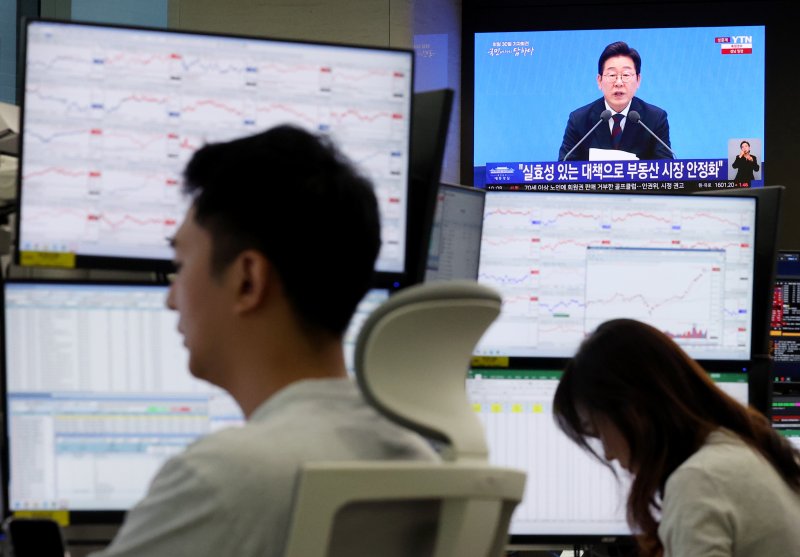 [서울=뉴시스] 김진아 기자 = 3일 서울 중구 하나은행 본점 딜링룸에서 이재명 대통령 취임 30일 기자회견 '대통령의 30일, 언론이 묻고 국민에게 답하다'가 생중계되고 있다. 코스피는 전 거래일(3075.06)보다 25.27포인트(0.82%) 상승한 3100.33에, 코스닥 지수는 전 거래일(782.17)보다 3.60포인트(0.46%) 오른 785.77에 거래를 시작했다. 2025.07.03. bluesoda@newsis.com