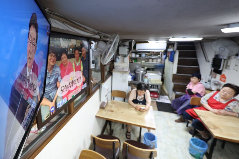 [서울=뉴시스] 권창회 기자 = 3일 서울 중구 남대문시장 내 식당에 이재명 대통령 취임 30일 기자회견 '대통령의 30일, 언론이 묻고 국민에게 답하다'가 생중계되고 있다. 2025.07.03. kch0523@newsis.com