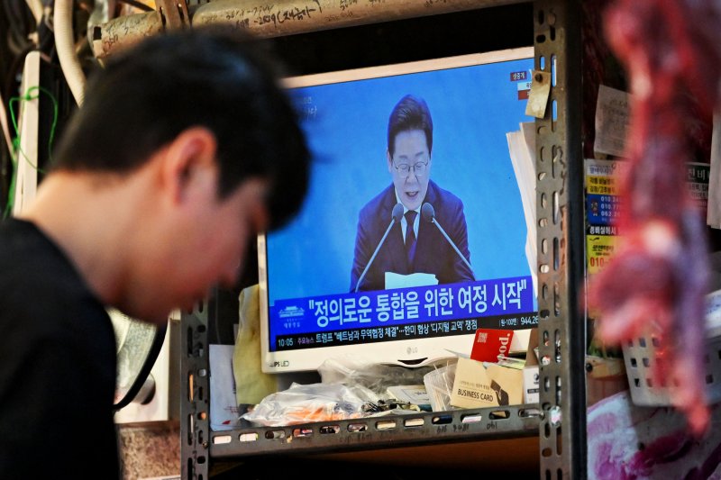 [광주=뉴시스] 이영주 기자 = 이재명 대통령 취임 30일 첫 기자회견이 열린 3일 오전 광주 북구 말바우시장 한 정육점 텔레비전에서 기자회견 현장 생중계 장면이 송출되고 있다. 2025.07.03. leeyj2578@newsis.com