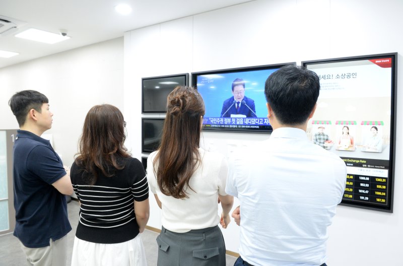 [울산=뉴시스] 배병수 기자 = 3일 오전 울산 남구 울산시청 한 은행에서 시민들이 이재명 대통령의 '대통령의 30일, 언론이 묻고 국민에게 답하다' 기자회견을 시청하고 있다. 2025.07.03.bbs@newsis.com.