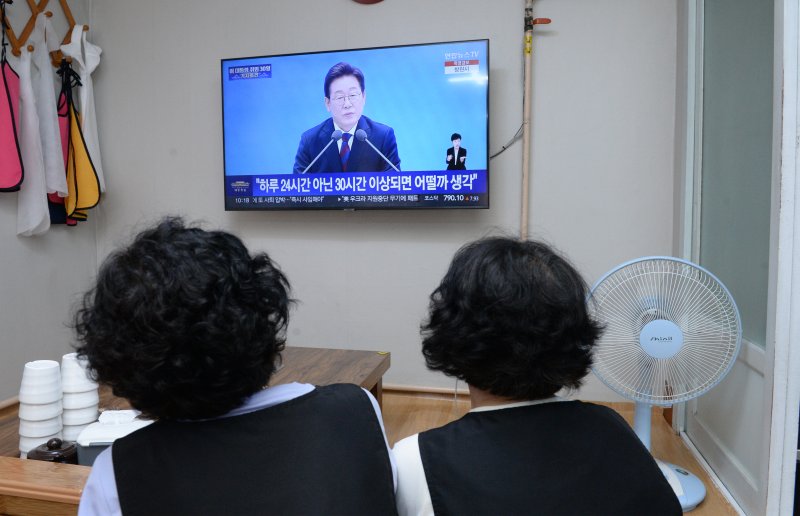 [울산=뉴시스] 배병수 기자 = 3일 오전 울산 남구 한 식당에서 직원들이 이재명 대통령의 '대통령의 30일, 언론이 묻고 국민에게 답하다' 기자회견을 시청하고 있다. 2025.07.03.bbs@newsis.com.