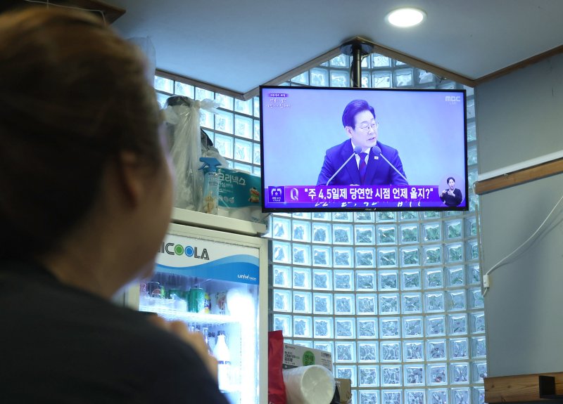 [인천=뉴시스] 전진환 기자 = 3일 오전 인천 남동구 구월동의 한 식당에서 식당주인이 이재명 대통령의 '대통령의 30일, 언론이 묻고 국민에게 답하다' 기자회견을 시청하고 있다. 2025.07.03. amin2@newsis.com