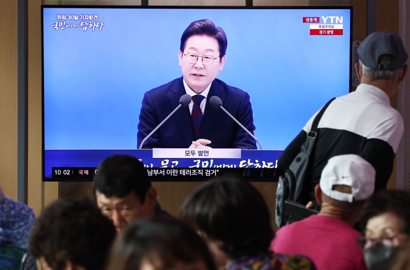 3일 오전 서울역 대합실에서 시민들이 이재명 대통령 ‘취임 한달’ 기자회견 생중계 영상을 시청하고 있다. 2025.7.3/뉴스1 ⓒ News1 구윤성 기자
