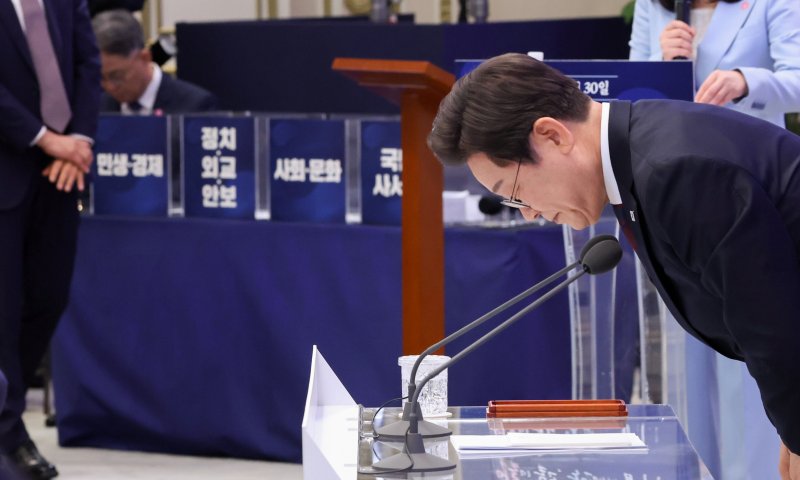 [서울=뉴시스] 고범준 기자 = 이재명 대통령이 3일 청와대 영빈관에서 열린 '대통령의 30일, 언론이 묻고 국민에게 답하다' 기자회견을 마친 뒤 인사를 하고 있다. (대통령실통신사진기자단) 2025.07.03. bjko@newsis.com