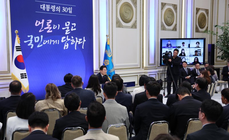 [서울=뉴시스] 고범준 기자 = 이재명 대통령이 3일 청와대 영빈관에서 열린 '대통령의 30일, 언론이 묻고 국민에게 답하다' 기자회견에서 마무리 발언을 하고 있다. 2025.07.03. bjko@newsis.com