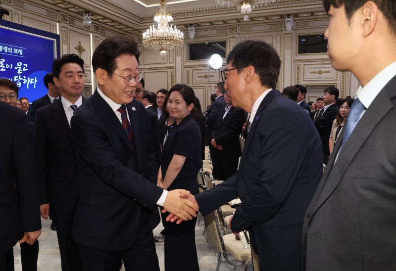 [서울=뉴시스] 고범준 기자 = 이재명 대통령이 3일 청와대 영빈관에서 열린 '대통령의 30일, 언론이 묻고 국민에게 답하다' 기자회견을 마친 뒤 출입기자들과 악수를 하고 있다. (대통령실통신사진기자단) 2025.07.03. bjko@newsis.com