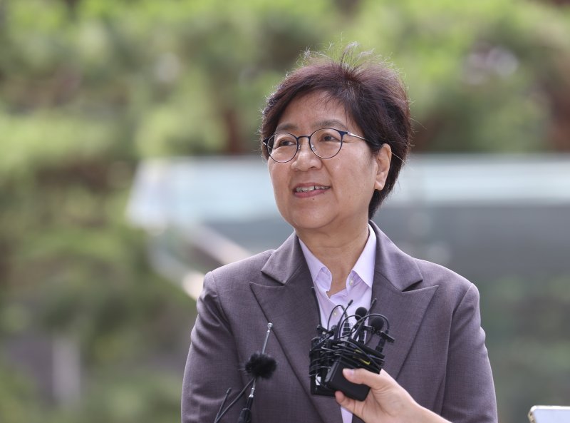 [서울=뉴시스] 김근수 기자 = 정은경 보건복지부 장관 후보자가 지난달 30일 서울 중구 T타워에 마련된 후보자 사무실로 출근하며 취재진의 질문에 답하고 있다. 2025.06.30. ks@newsis.com