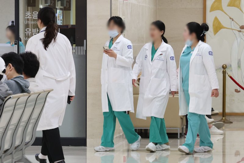 [서울=뉴시스] 권창회 기자 = 서울 시내 대학병원에서 의료진들이 이동하고 있다. 2025.06.25. kch0523@newsis.com