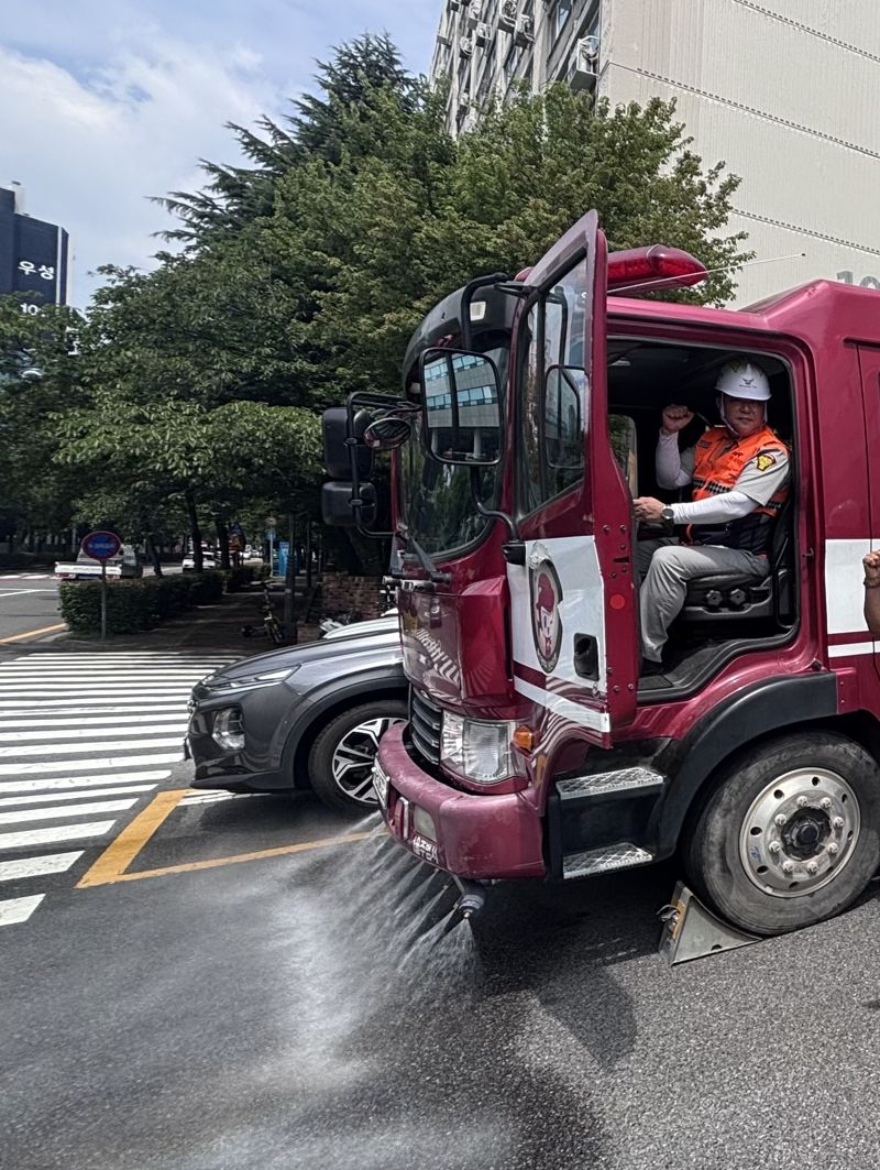 폭염도 진화 대상.. 울산 소방차 물뿌리는 살수차로 변신