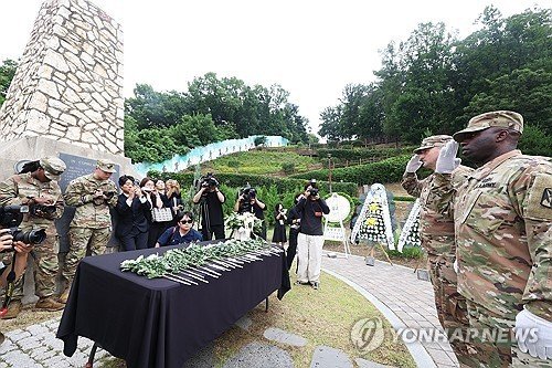 추모비에 헌화 후 경례하는 참석자들 (출처=연합뉴스)