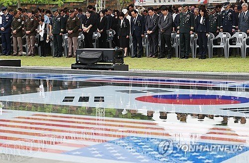 묵념하는 참석자들 (출처=연합뉴스)