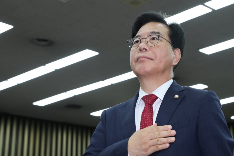 송언석 국민의힘 비상대책위원장 겸 원내대표가 3일 오전 서울 여의도 국회에서 열린 의원총회에 참석해 국민의례를 하고 있다. 2025.7.3/뉴스1 ⓒ News1 안은나 기자