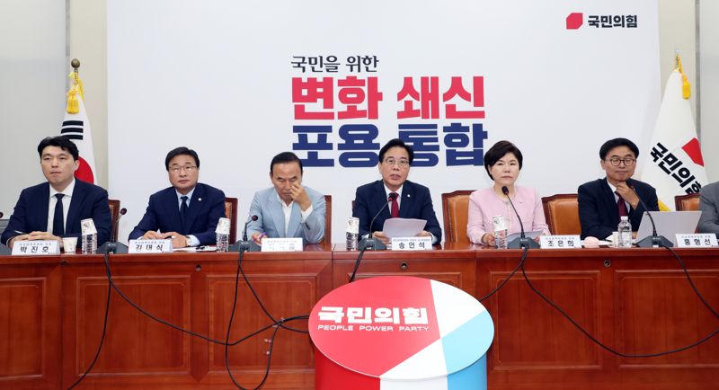 송언석 국민의힘 비상대책위원장 겸 원내대표와 비상대책위원들이 3일 서울 여의도 국회에서 열린 첫 비상대책위원회의에서 발언하고 있다. 사진=박범준 기자