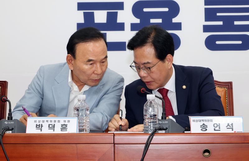 송언석 국민의힘 비상대책위원장 겸 원내대표가 3일 오전 서울 여의도 국회에서 열린 비상대책위원회의에서 박덕흠 비상대책위원과 이야기를 나누고 있다. 사진=박범준 기자