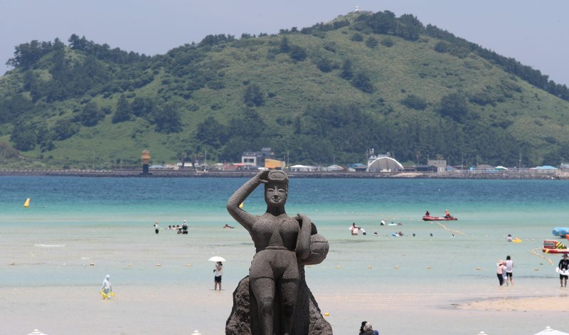 [제주=뉴시스] 우장호 기자 = 무더위가 기승을 부린 3일 오후 제주시 한림읍 금능해수욕장을 찾은 피서객들이 바닷물에 발을 담그며 더위를 식히고 있다. 기상청은 이날 제주 지역 장마가 사실상 지난달 26일 종료됐다고 발표했다. 올해 제주 장마 기간은 지난달 12~26일로 2주간이었으며, 이는 기상 관측 사상 가장 일찍 종료된 장마로 기록됐다. 2025.07.03. woo1223@newsis.com