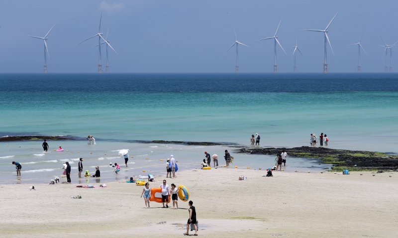 [제주=뉴시스] 우장호 기자 = 무더위가 기승을 부린 3일 오후 제주시 한림읍 협재해수욕장을 찾은 피서객들이 바닷물에 발을 담그며 더위를 식히고 있다. 기상청은 이날 제주 지역 장마가 사실상 지난달 26일 종료됐다고 발표했다. 올해 제주 장마 기간은 지난달 12~26일로 2주간이었으며, 이는 기상 관측 사상 가장 일찍 종료된 장마로 기록됐다. 2025.07.03. woo1223@newsis.com