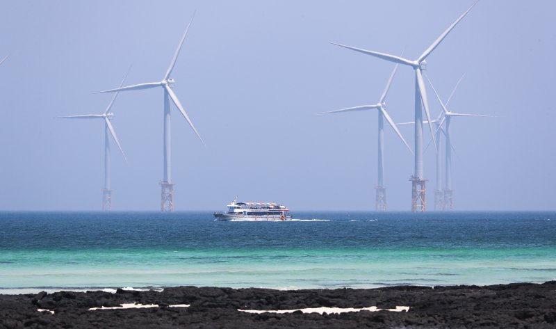 [제주=뉴시스] 우장호 기자 = 무더위가 기승을 부린 3일 오후 제주시 한림읍 금능 해변 앞 해상으로 비양도와 섬을 연결해주는 여객선이 지나고 있다. 기상청은 이날 제주 지역 장마가 사실상 지난달 26일 종료됐다고 발표했다. 올해 제주 장마 기간은 지난달 12~26일로 2주간이었으며, 이는 기상 관측 사상 가장 일찍 종료된 장마로 기록됐다. 2025.07.03. woo1223@newsis.com