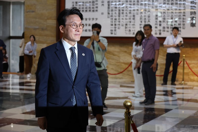 김민석 국무총리 후보자가 3일 서울 여의도 국회에서 본회의장으로 향하고 있다. 연합뉴스