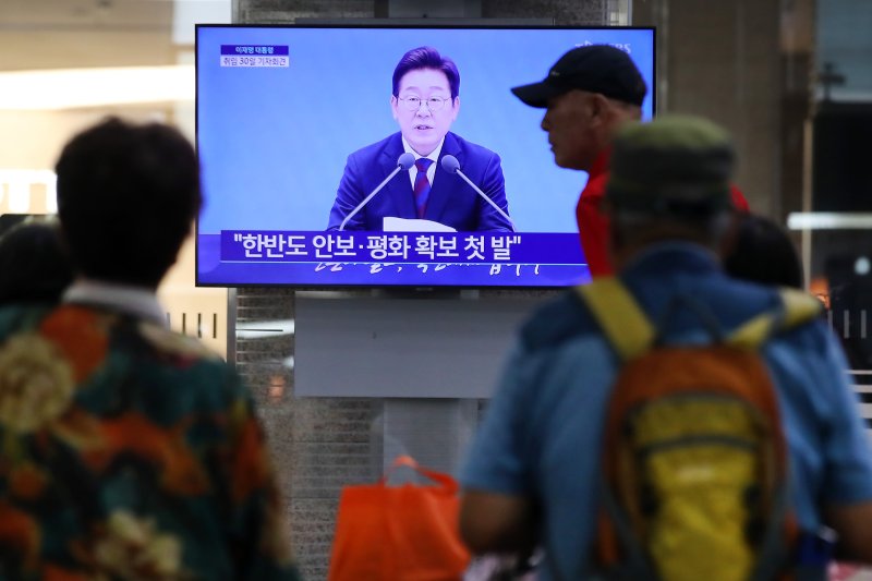 3일 오전 대구 북구 대구역 대합실에서 시민들이 텔레비전을 통해 '이재명 대통령 취임 30일' 기자회견을 시청하고 있다. 2025.7.3/뉴스1 ⓒ News1 공정식 기자